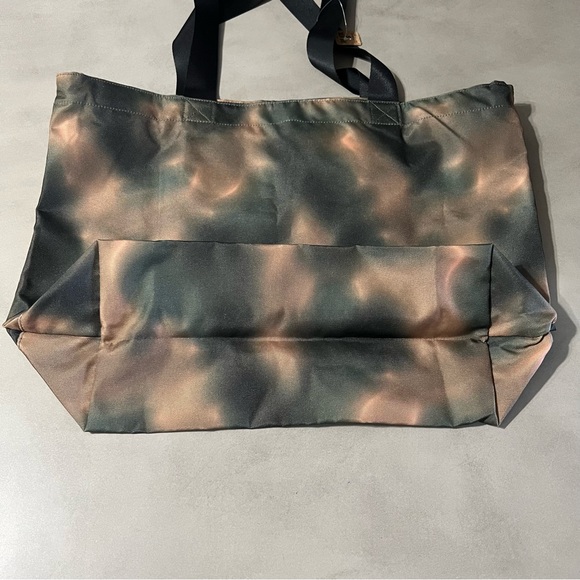 PINK NWT Large Weekender Tote in Camouflage - Picture 4 of 7